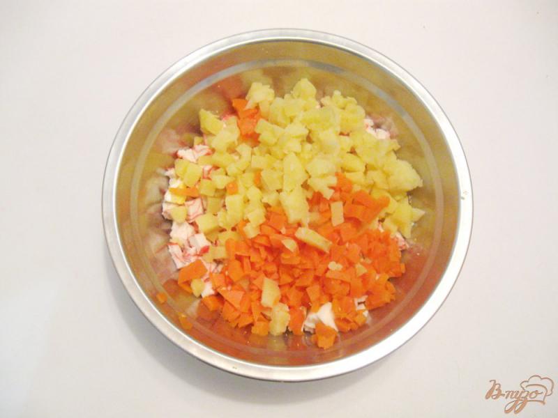 Фото приготовление рецепта: Салат с крабовыми палочками и колбасой шаг №2