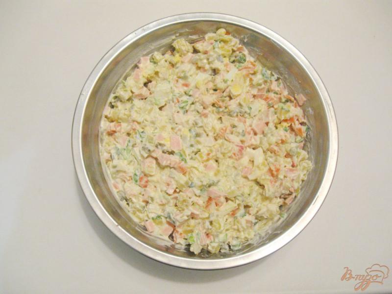 Фото приготовление рецепта: Салат с крабовыми палочками и колбасой шаг №5