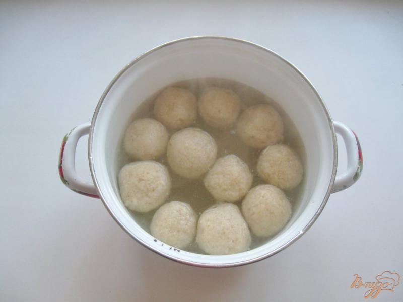 Фото приготовление рецепта: Суп с шариками из мацы шаг №5