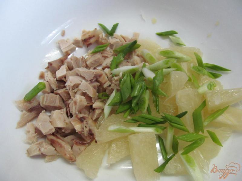 Фото приготовление рецепта: Салат с курицей и помело шаг №2