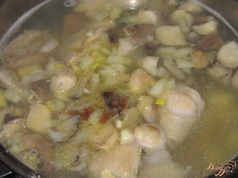 Фото приготовление рецепта: Куриный суп с вешенками шаг №9