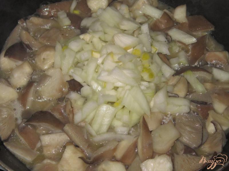 Фото приготовление рецепта: Куриный суп с вешенками шаг №7