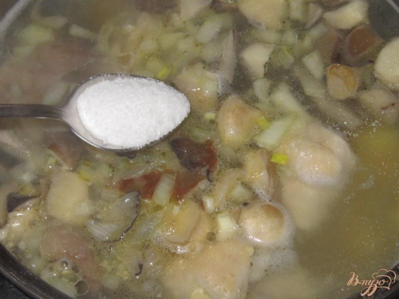 Фото приготовление рецепта: Куриный суп с вешенками шаг №10