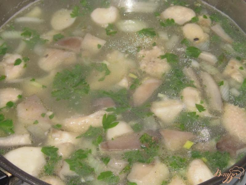 Фото приготовление рецепта: Куриный суп с вешенками шаг №11