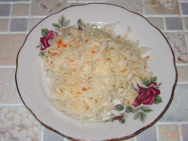 Фото приготовление рецепта: Салат со свининой и квашеной капустой шаг №4