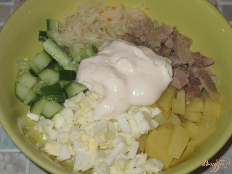 Фото приготовление рецепта: Салат со свининой и квашеной капустой шаг №6