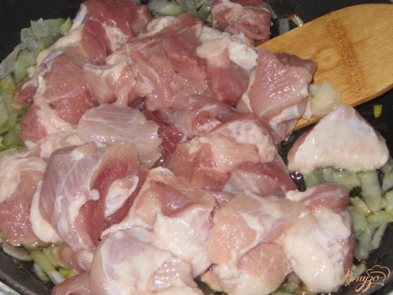 Фото приготовление рецепта: Макароны «Ракушки» со свининой шаг №2