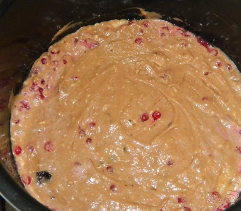 Фото приготовление рецепта: Пирог с черносливом и красной смородиной шаг №6