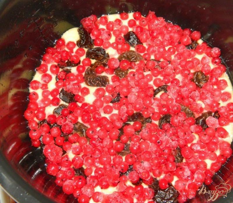 Фото приготовление рецепта: Пирог с черносливом и красной смородиной шаг №4