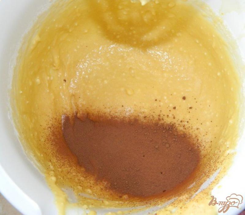 Фото приготовление рецепта: Пирог с черносливом и красной смородиной шаг №5