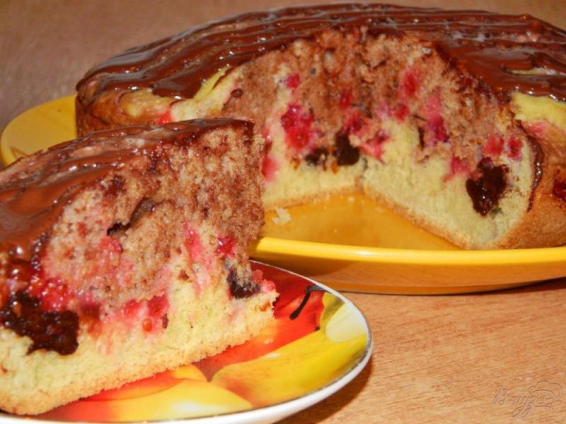 Фото приготовление рецепта: Пирог с черносливом и красной смородиной шаг №7