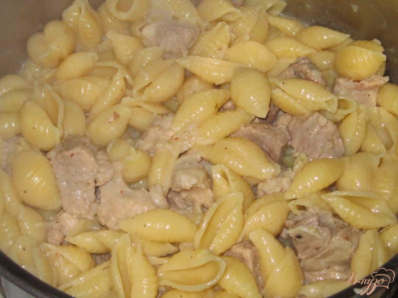 Фото приготовление рецепта: Макароны «Ракушки» со свининой шаг №8
