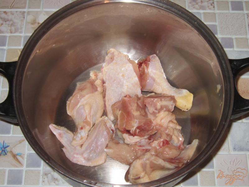 Фото приготовление рецепта: Куриный суп с яйцом и лесными грибами шаг №1