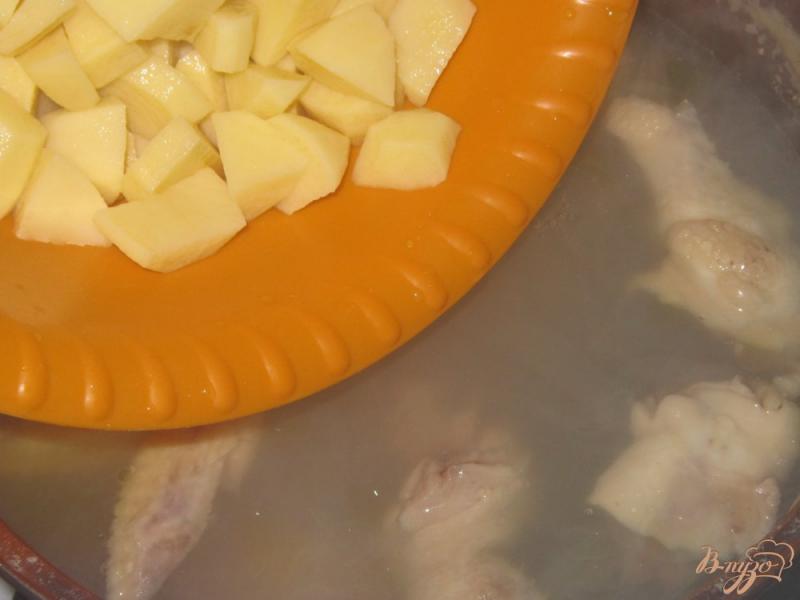Фото приготовление рецепта: Куриный суп с яйцом и лесными грибами шаг №4