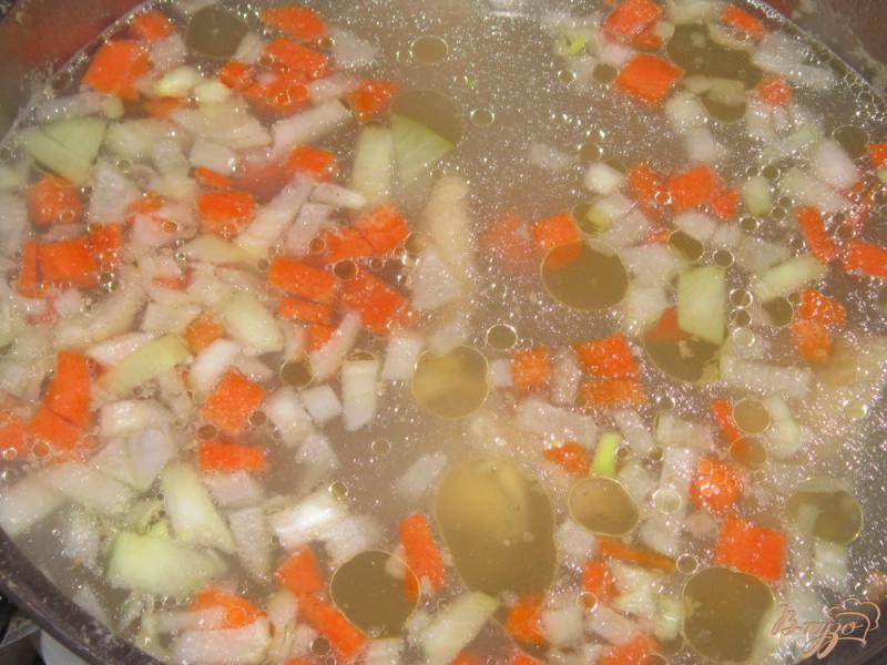Фото приготовление рецепта: Куриный суп с яйцом и лесными грибами шаг №5