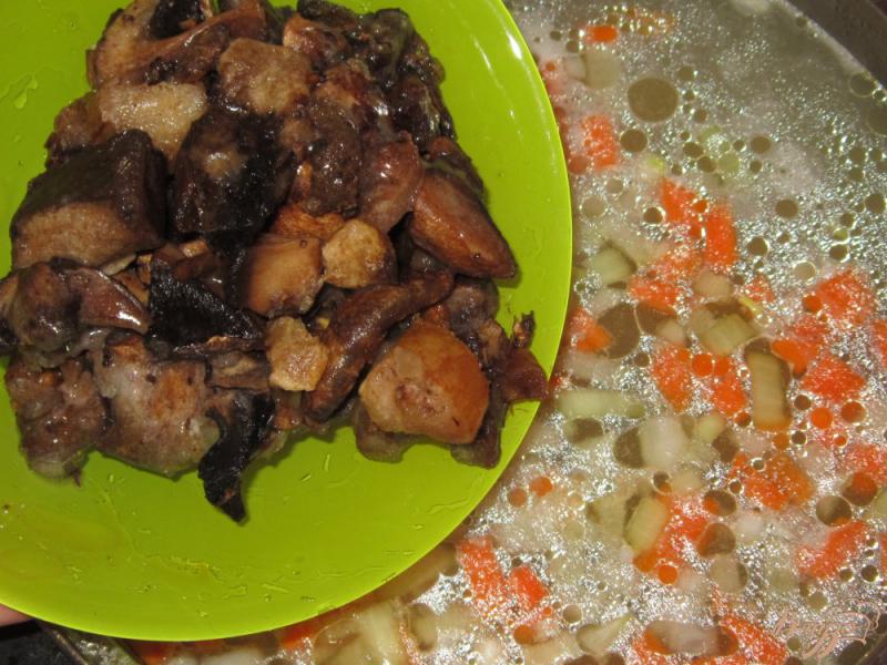 Фото приготовление рецепта: Куриный суп с яйцом и лесными грибами шаг №7
