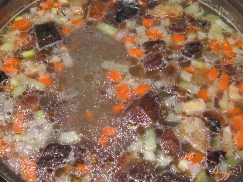 Фото приготовление рецепта: Куриный суп с яйцом и лесными грибами шаг №8