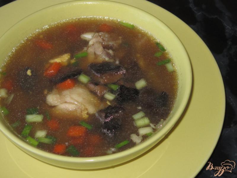 Фото приготовление рецепта: Куриный суп с яйцом и лесными грибами шаг №12