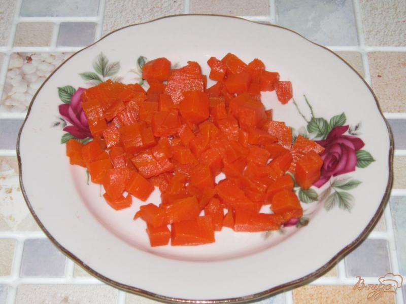 Фото приготовление рецепта: Свекольный салат с сыром и сухариками шаг №3