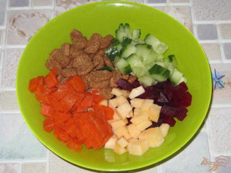 Фото приготовление рецепта: Свекольный салат с сыром и сухариками шаг №5