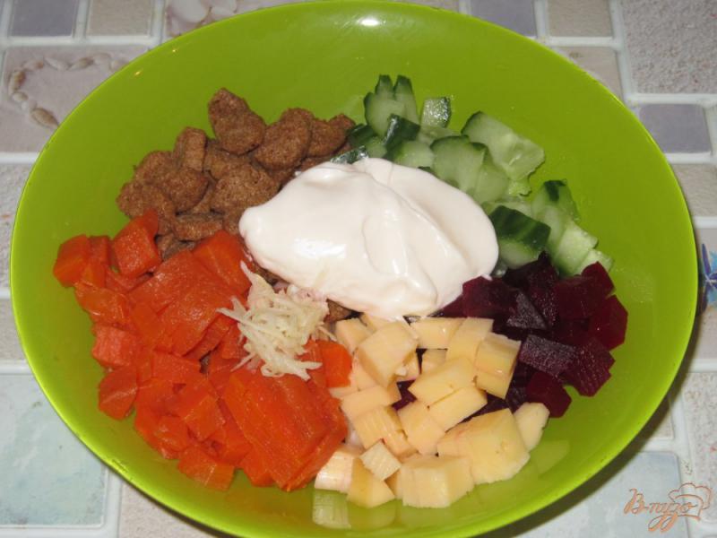 Фото приготовление рецепта: Свекольный салат с сыром и сухариками шаг №6