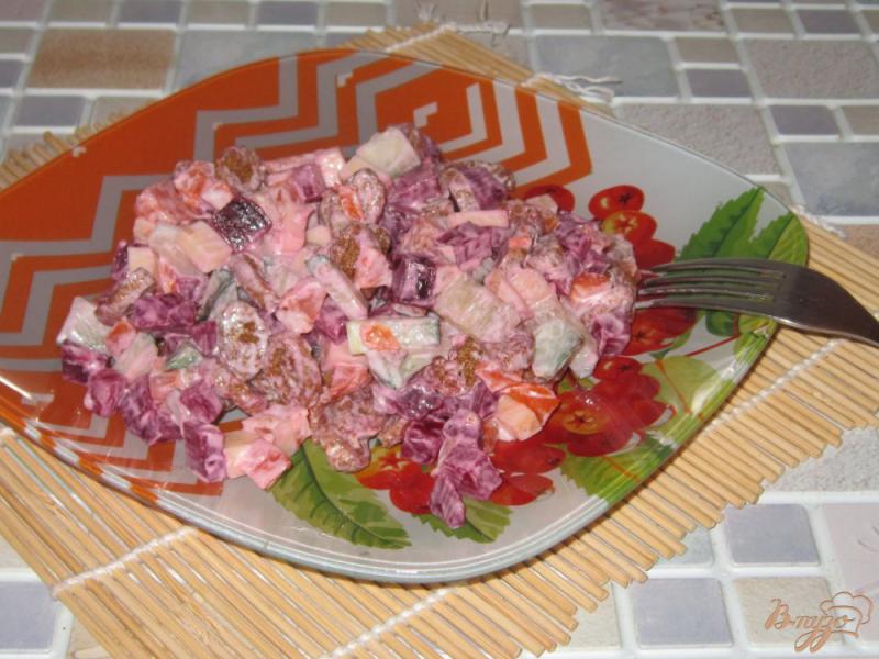 Фото приготовление рецепта: Свекольный салат с сыром и сухариками шаг №7