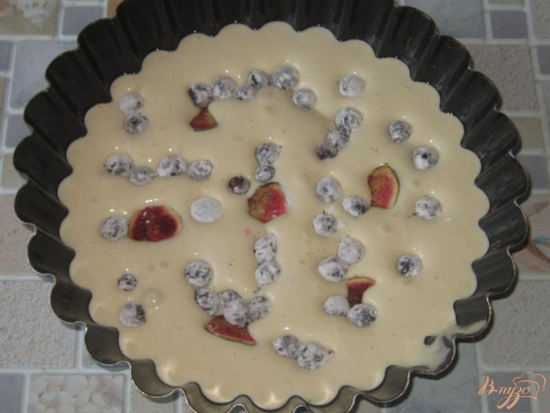Фото приготовление рецепта: Бисквитный пирог с инжиром и черной смородиной шаг №6