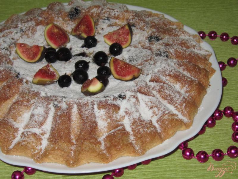 Фото приготовление рецепта: Бисквитный пирог с инжиром и черной смородиной шаг №7