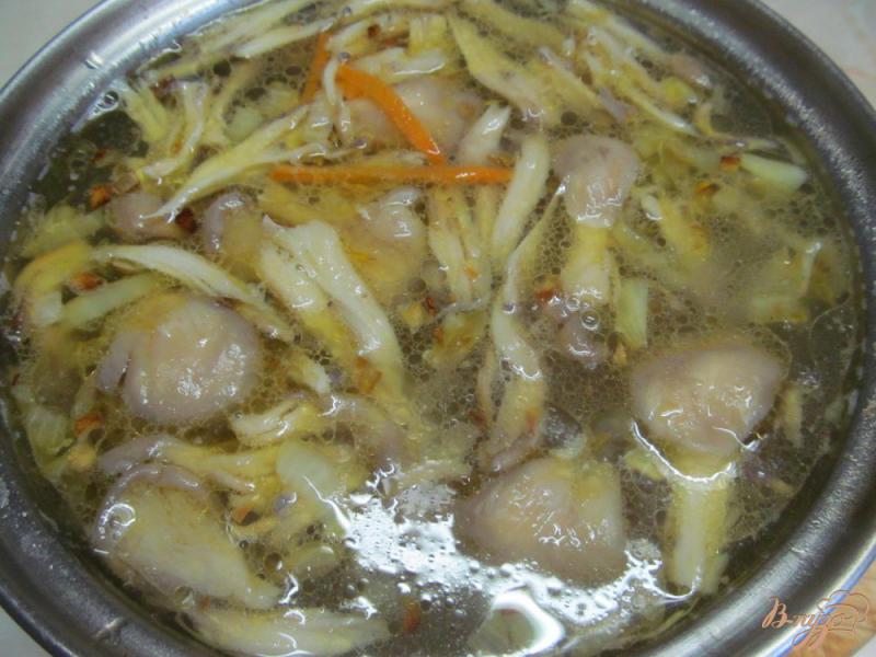 Фото приготовление рецепта: Грибной суп с макаронами шаг №5