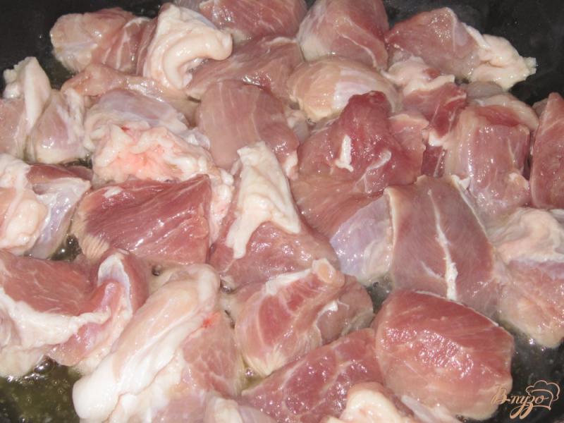 Фото приготовление рецепта: Свинина тушенная с хреном шаг №2