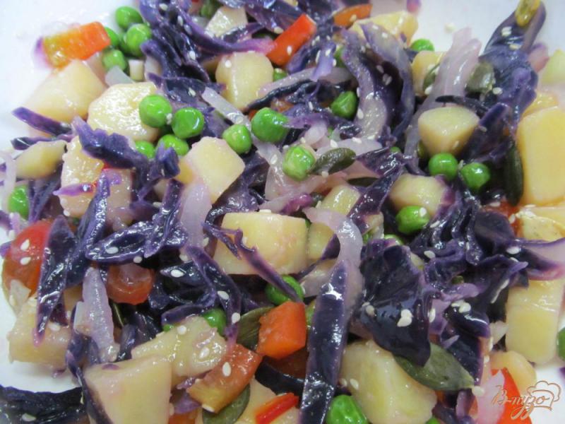 Фото приготовление рецепта: Постный салат с красной капустой шаг №7