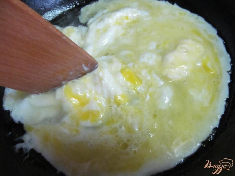 Фото приготовление рецепта: Блины с начинкой из яичницы болтуньи и сыра шаг №4