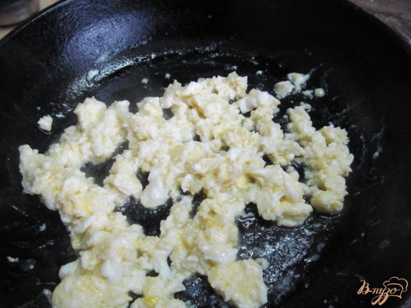 Фото приготовление рецепта: Блины с начинкой из яичницы болтуньи и сыра шаг №5