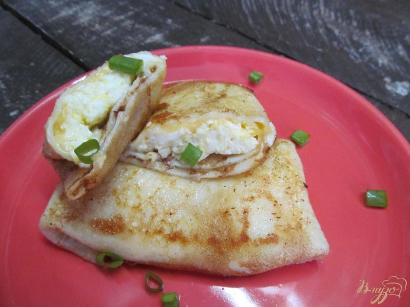 Фото приготовление рецепта: Блины с начинкой из яичницы болтуньи и сыра шаг №9