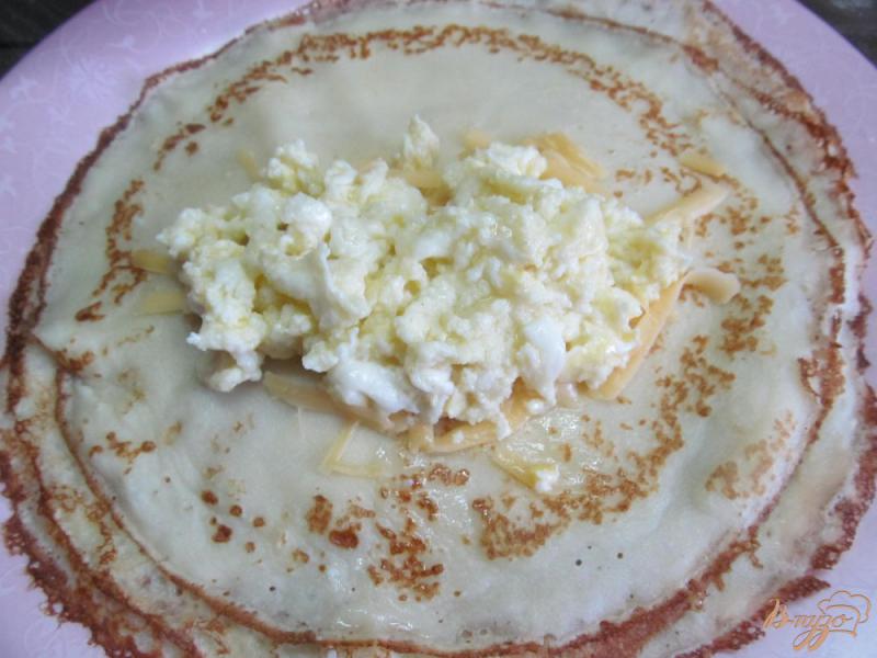 Фото приготовление рецепта: Блины с начинкой из яичницы болтуньи и сыра шаг №7