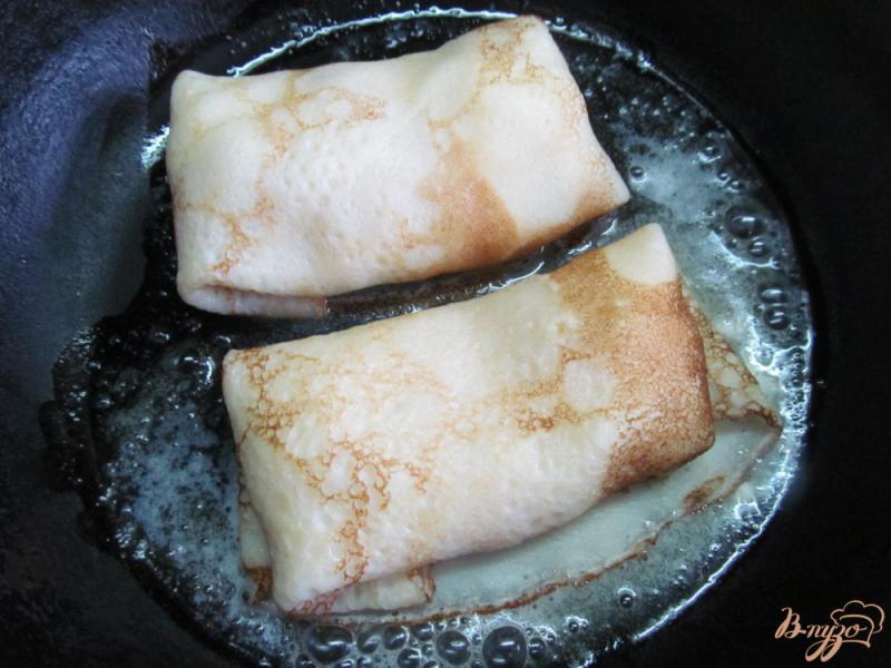 Фото приготовление рецепта: Блины с начинкой из яичницы болтуньи и сыра шаг №8