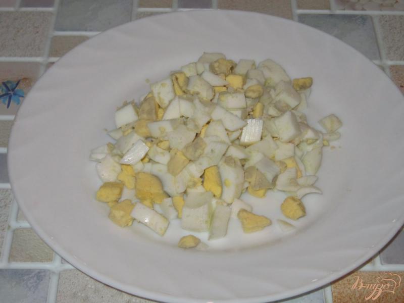 Фото приготовление рецепта: Салат с копченым окорочком, ветчиной и огурцом шаг №2