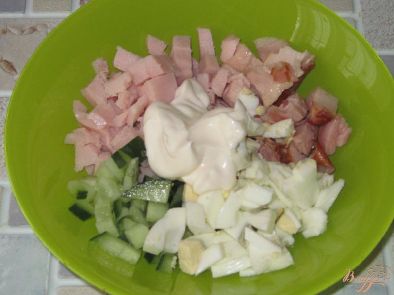 Фото приготовление рецепта: Салат с копченым окорочком, ветчиной и огурцом шаг №5