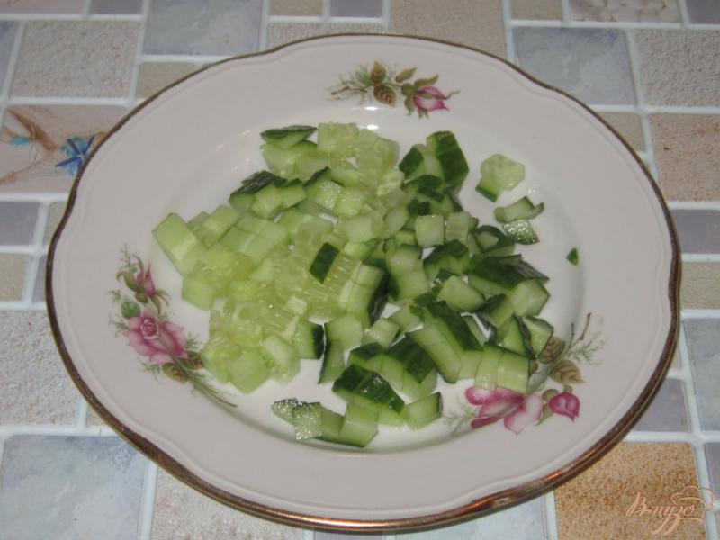 Фото приготовление рецепта: Салат с копченым окорочком, ветчиной и огурцом шаг №4