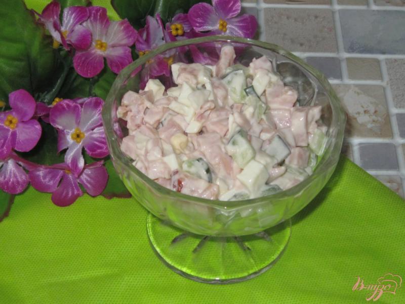 Фото приготовление рецепта: Салат с копченым окорочком, ветчиной и огурцом шаг №6