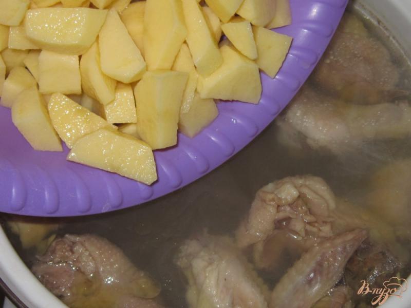 Фото приготовление рецепта: Куриный суп с яйцом и пшеном шаг №7