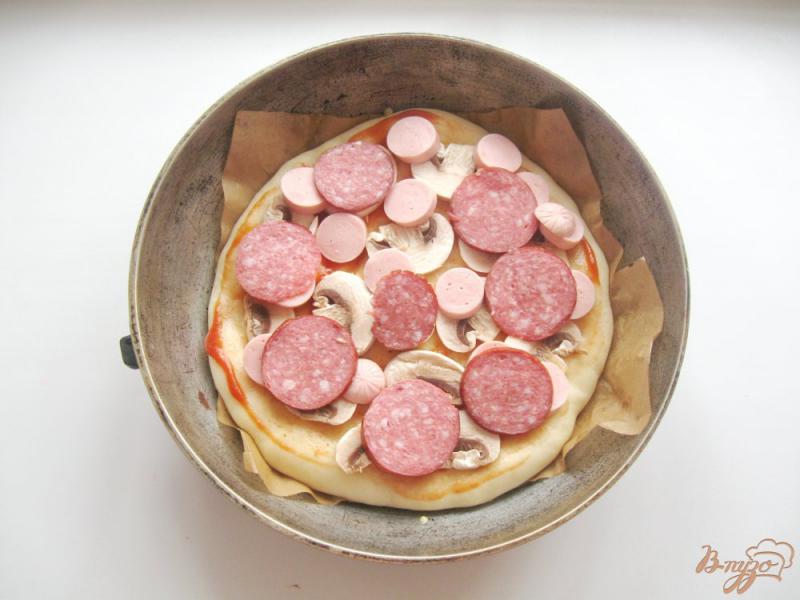 Фото приготовление рецепта: Пицца с грибами и колбасой шаг №4