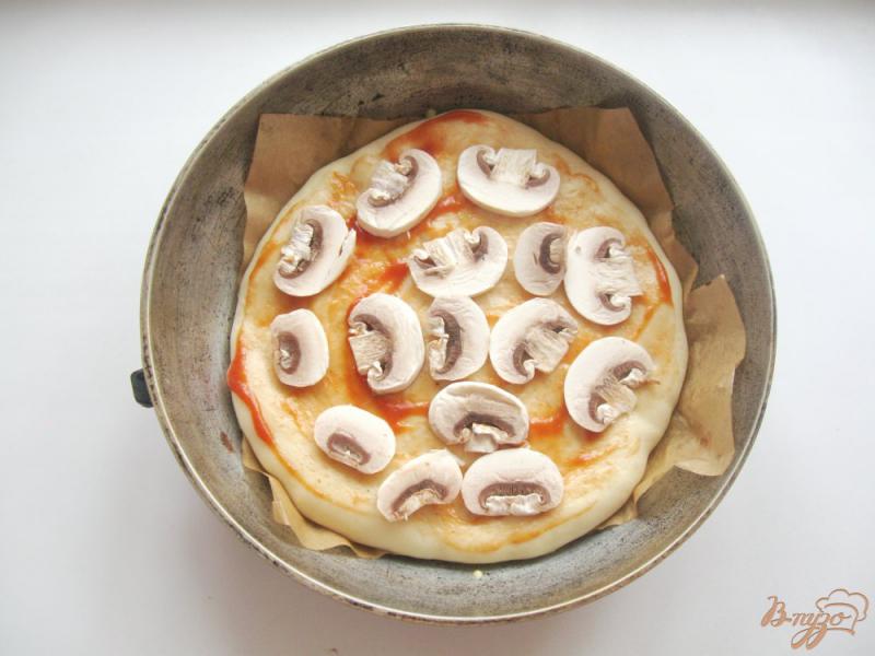 Фото приготовление рецепта: Пицца с грибами и колбасой шаг №2