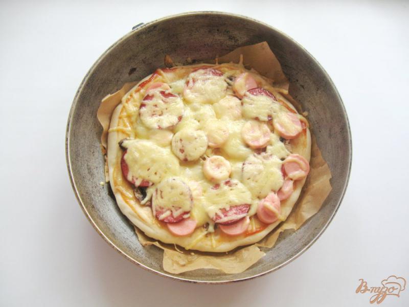 Фото приготовление рецепта: Пицца с грибами и колбасой шаг №6
