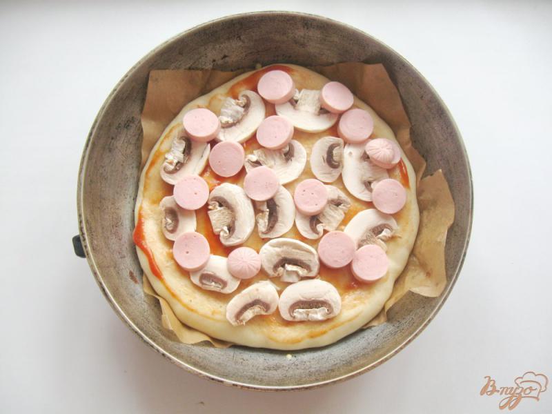 Фото приготовление рецепта: Пицца с грибами и колбасой шаг №3