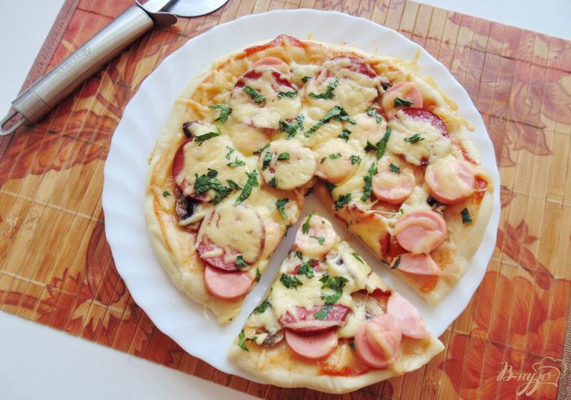 Фото приготовление рецепта: Пицца с грибами и колбасой шаг №7