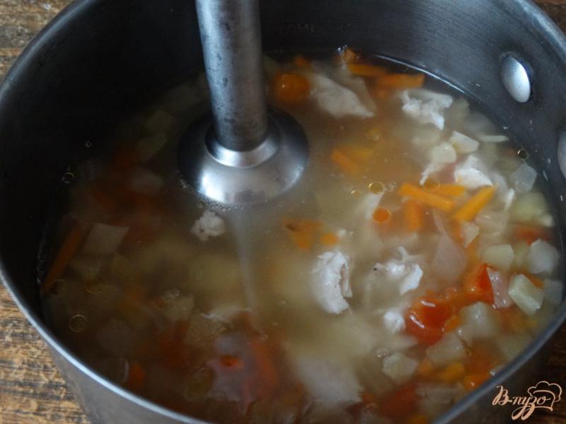 Фото приготовление рецепта: Суп-пюре с овощами, курицей и фетой шаг №5
