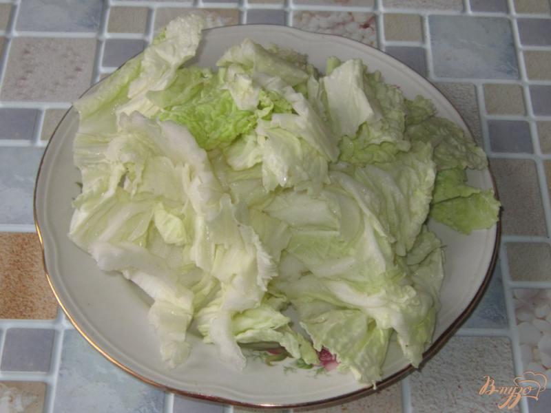 Фото приготовление рецепта: Салат из пекинской капусты, огурца и зеленого горошка шаг №1