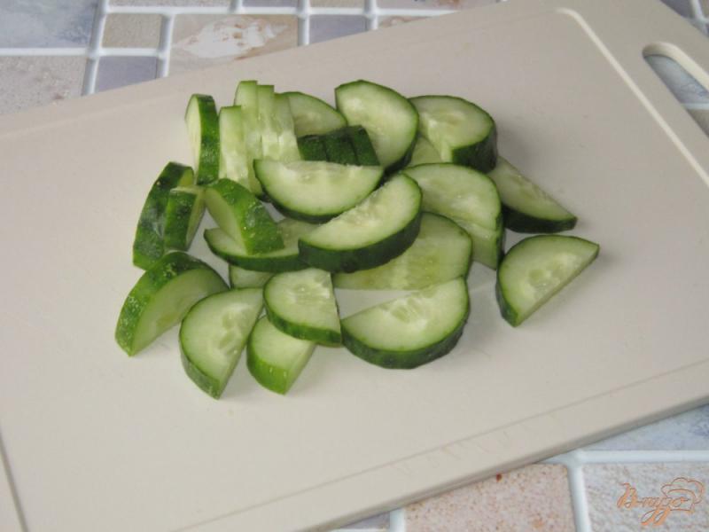 Фото приготовление рецепта: Салат из пекинской капусты, огурца и зеленого горошка шаг №3