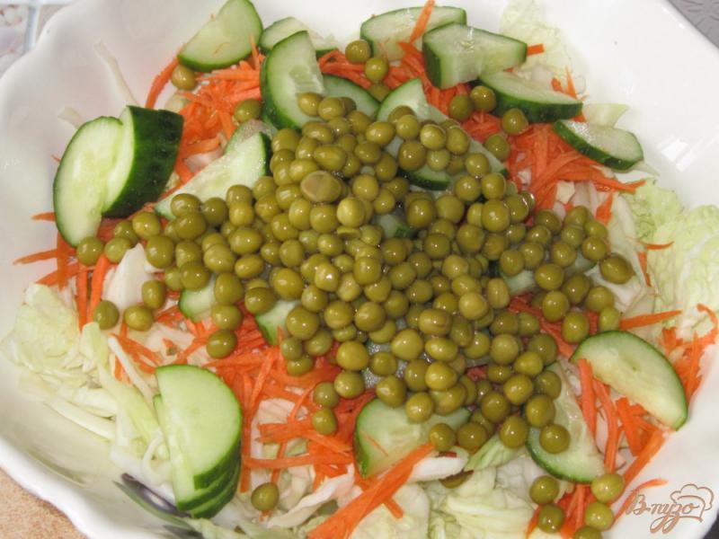 Фото приготовление рецепта: Салат из пекинской капусты, огурца и зеленого горошка шаг №5